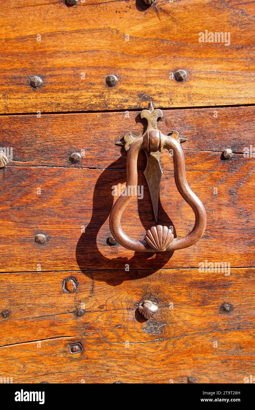 heurtoirs de porte en métal finement décoré / battitori delle porte in metallo finemente decorati Foto Stock