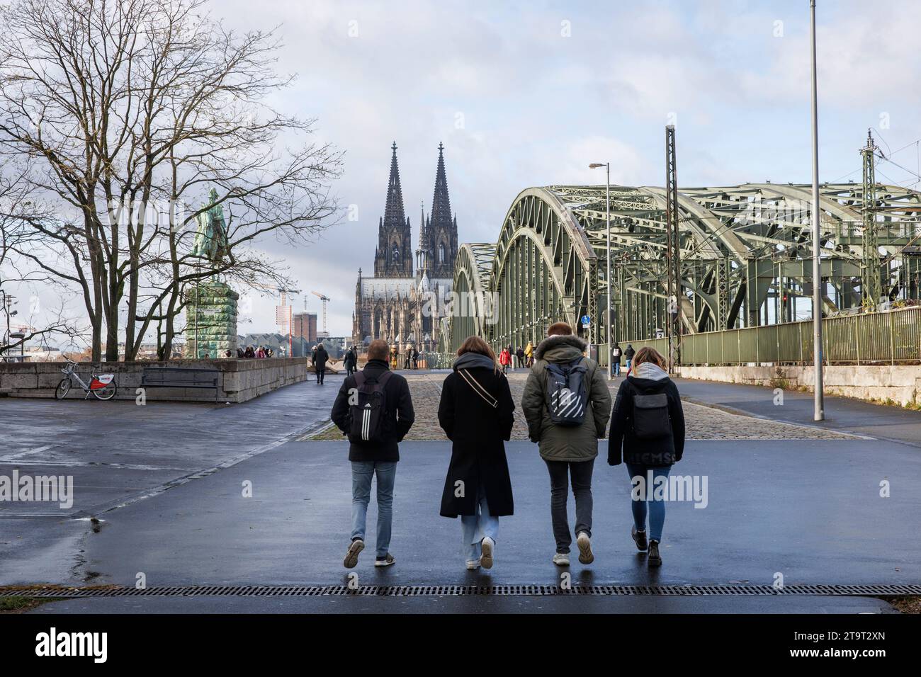 Quattro persone nel quartiere Deutz sulla strada per il ponte Hohenzollern, vista sulla cattedrale, Colonia, Germania. vier Personen im Stadtteil Deutz auf dem Foto Stock