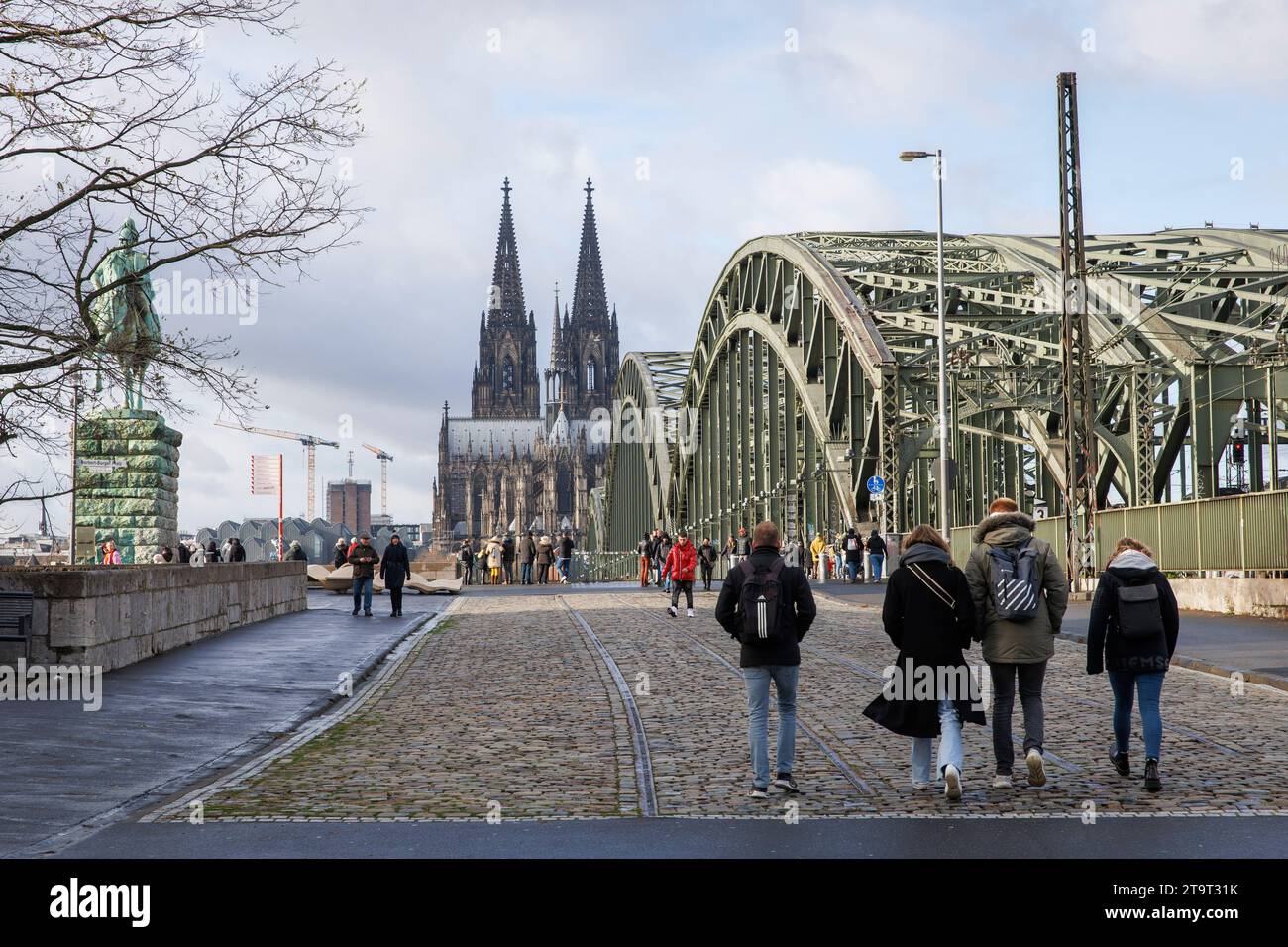 Quattro persone nel quartiere Deutz sulla strada per il ponte Hohenzollern, vista sulla cattedrale, Colonia, Germania. vier Personen im Stadtteil Deutz auf dem Foto Stock