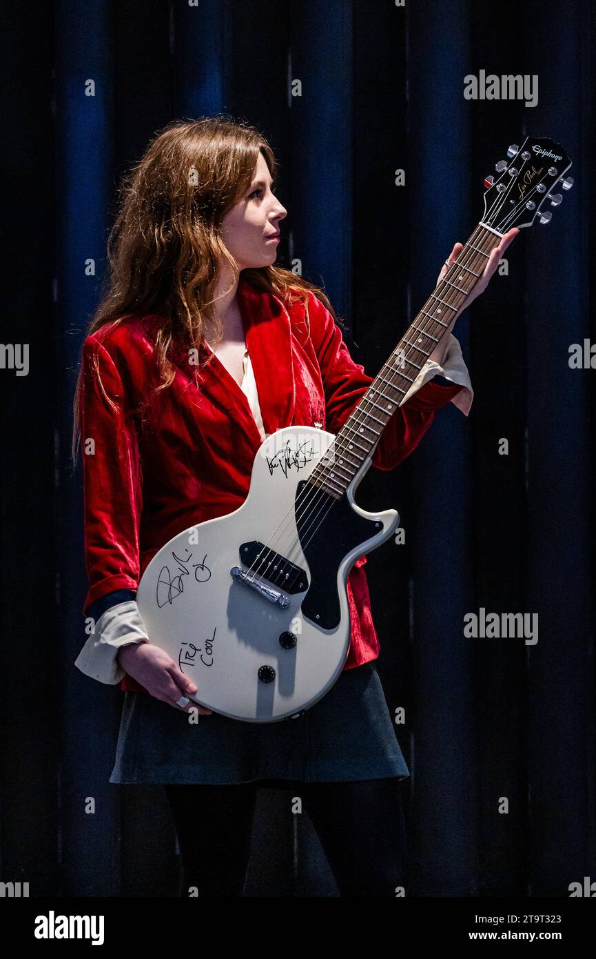 Londra, Regno Unito. 27 novembre 2023. Green Day: An Epiphone Les Paul Junior Electric Guitar firmato dalla Band, 2023, est £600 - £800 - Un'anteprima della vendita Rock, Pop & Film a Bonhams Knightsbridge, Londra. La vendita stessa avrà luogo mercoledì 29 novembre a Knightsbridge. Crediti: Guy Bell/Alamy Live News Foto Stock