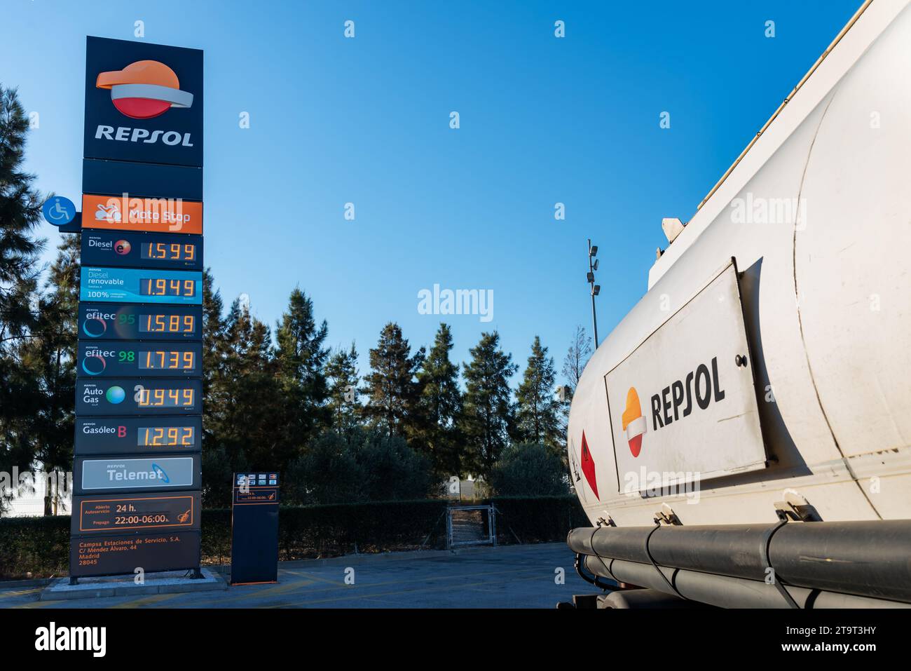 Tendone della società Repsol presso una stazione di servizio che indica i prezzi e con il nuovo diesel rinnovabile (Hydrotreated Vegetable Oil, HVO) tra i suoi pr Foto Stock