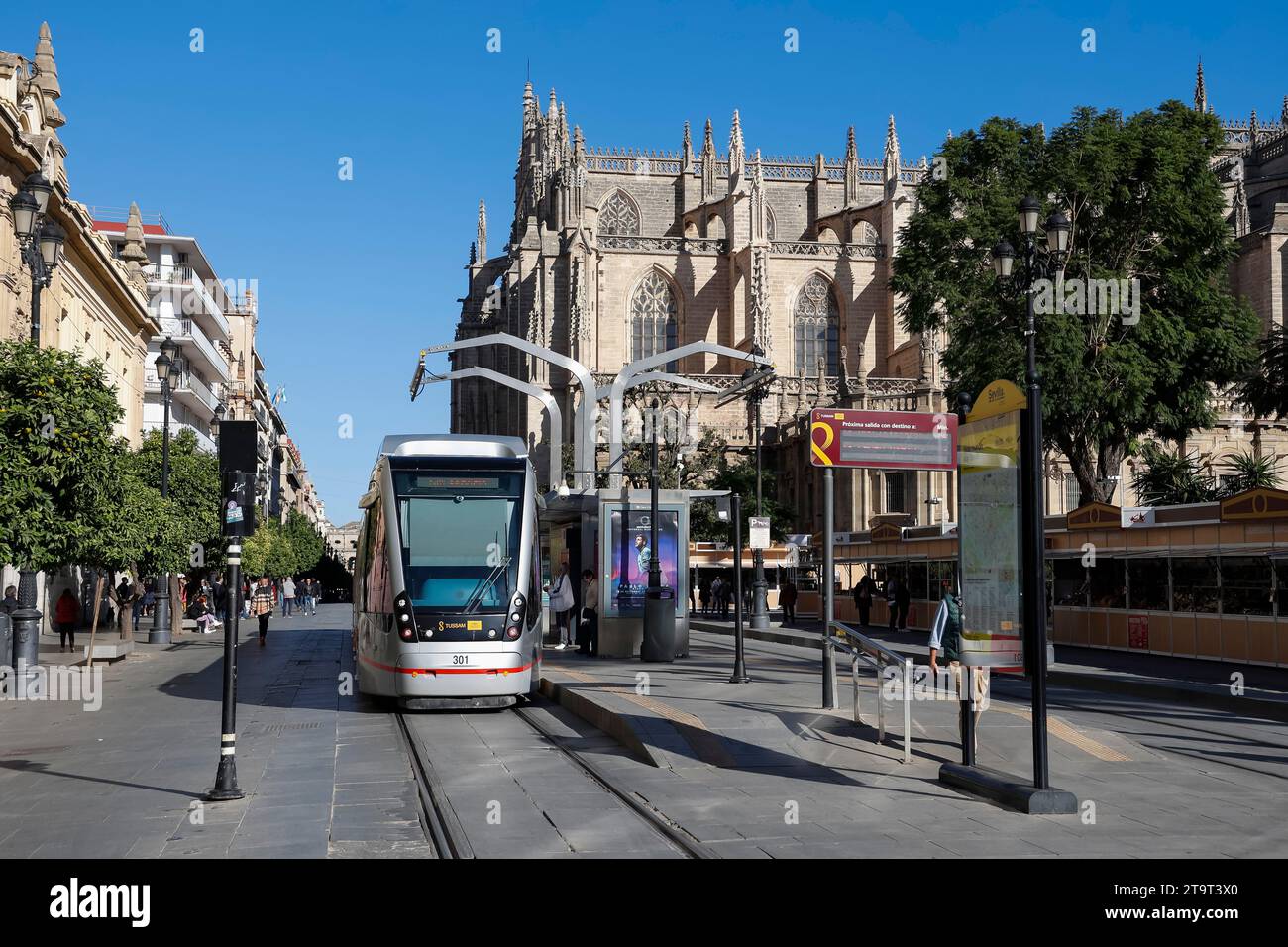 Il tram ferma vicino alla cattedrale in Avenida de la Constitucion a Siviglia, Andalusia, Spagna. Foto Stock