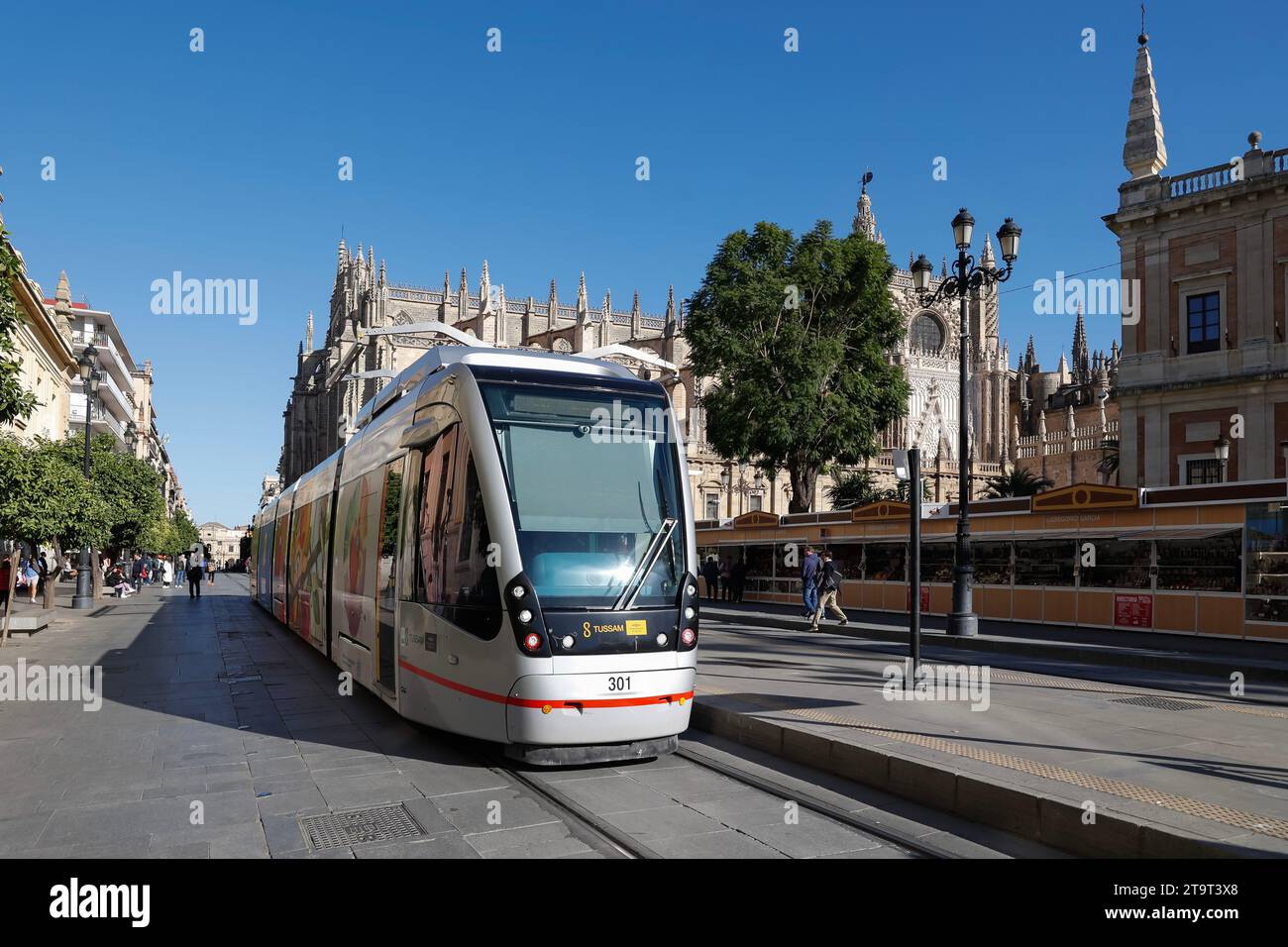 Il tram ferma vicino alla cattedrale in Avenida de la Constitucion a Siviglia, Andalusia, Spagna. Foto Stock