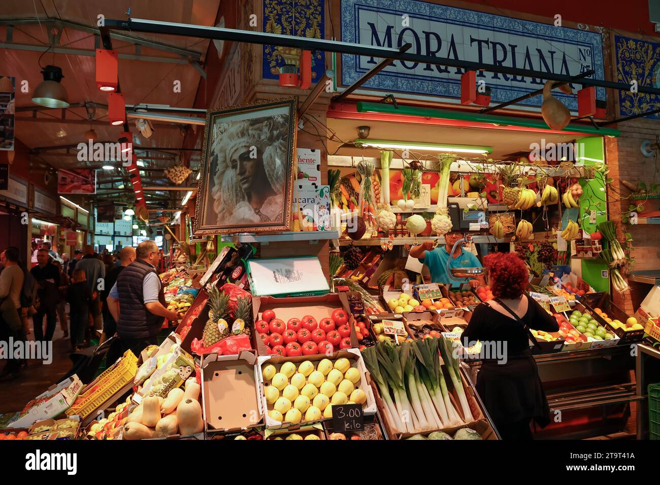 Bancarelle di frutta e verdura nel mercato di Triana, Siviglia, Andalusia, Spagna Foto Stock