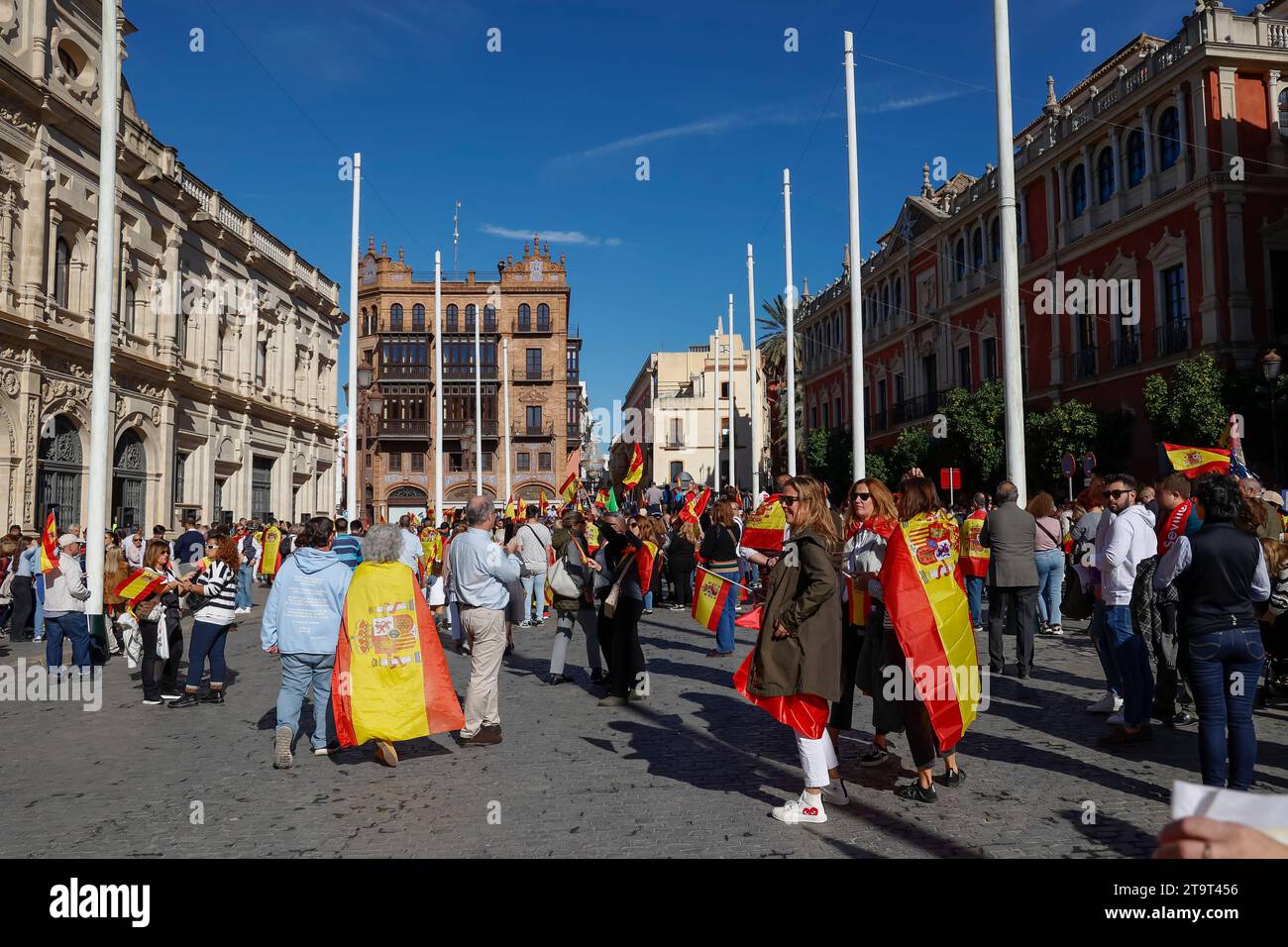 Gente drappeggiata con bandiere spagnole a una manifestazione politica a Siviglia, Andalusia, Spagna Foto Stock
