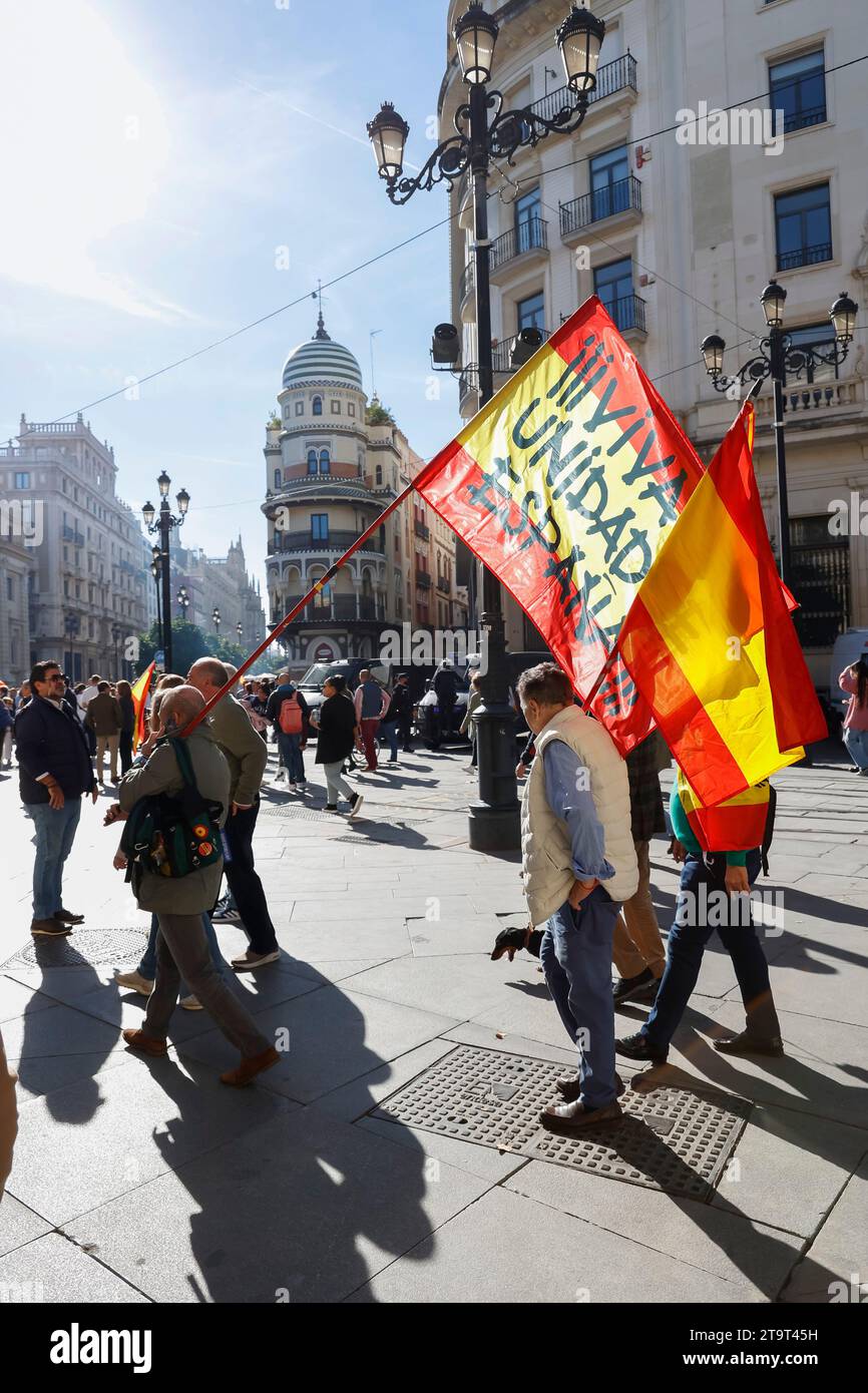Gente che porta bandiere spagnole a una manifestazione politica a Siviglia, Andalusia, Spagna Foto Stock