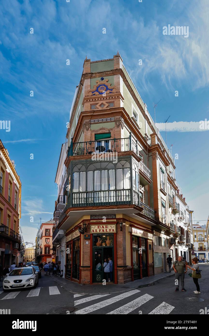 L'ornato e colorato Bar Alfalfa all'angolo tra Calle Alfalfa e Calle Candilejo, Siviglia, Andalusia, Spagna. Foto Stock