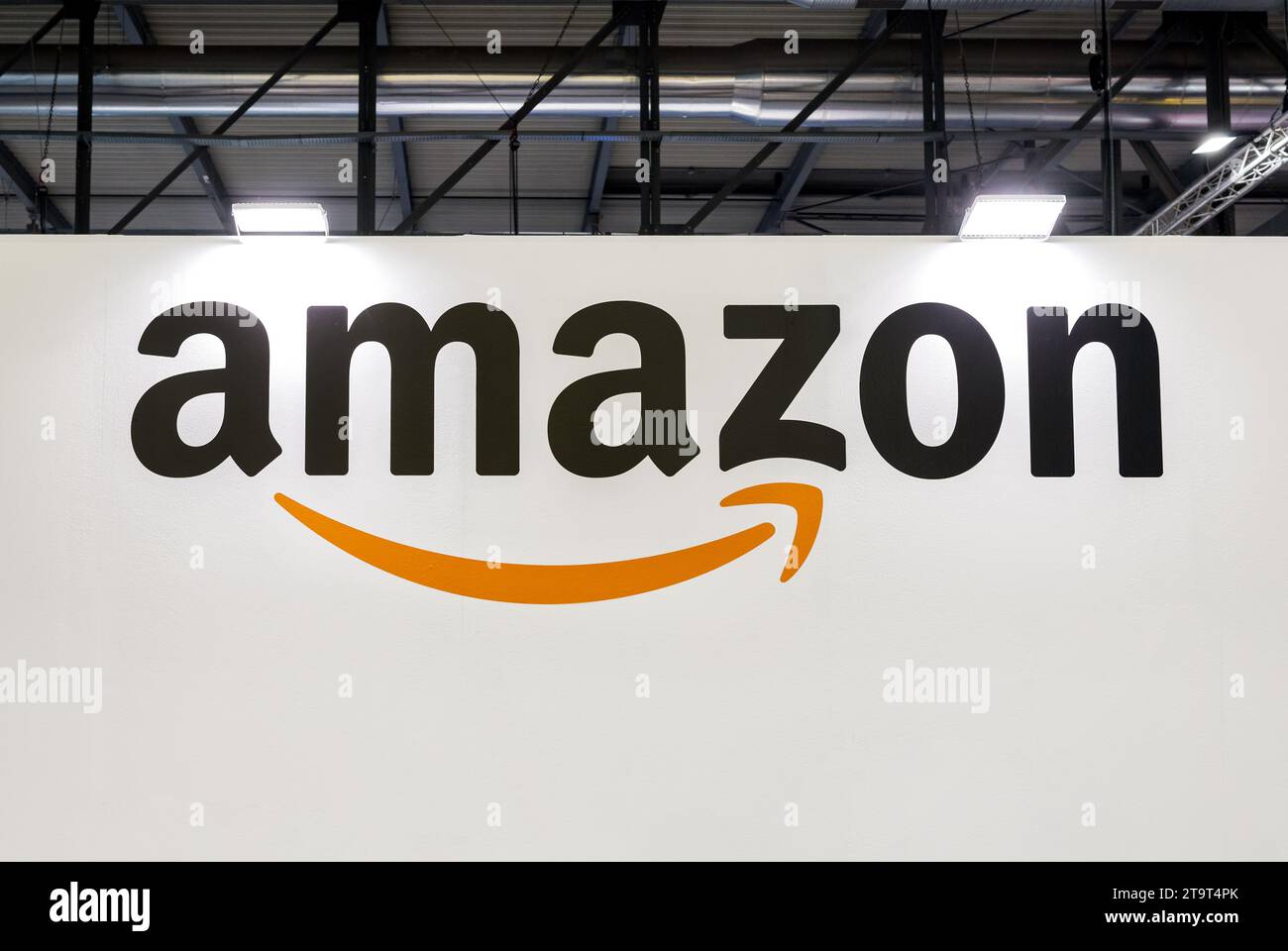 Dal basso del logo Amazon sullo schermo del centro congressi ed esposizioni illuminato Foto Stock