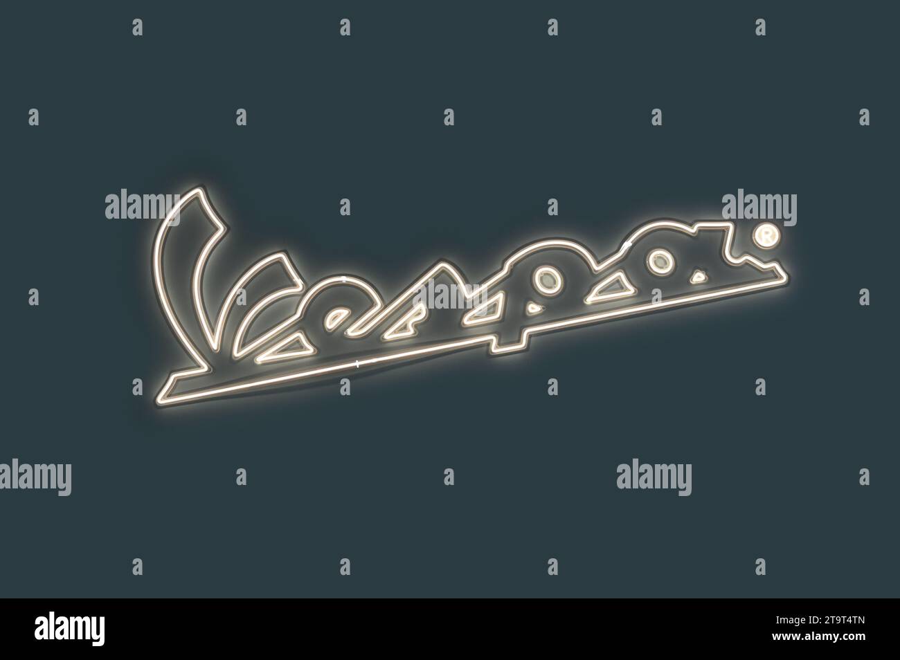 Il logo neon Vespa è un marchio di lusso italiano di scooter e ciclomotori prodotti da Piaggio Foto Stock