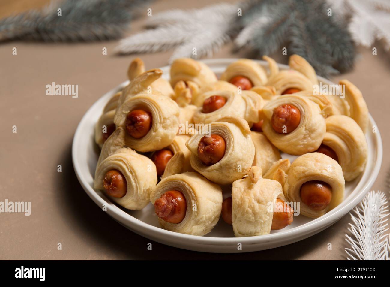 Maiali in coperta, cibo natalizio tradizionale sul tavolo. Foto Stock