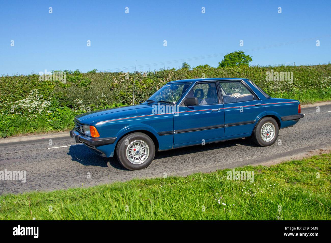 Ford Cortina1993 cc benzina quattro porte blu anni '1982 80, Mark V o TC3 4dr berlina. Motori d'epoca restaurati d'epoca, appassionati di auto da collezione, auto storiche d'epoca che viaggiano nel Cheshire, Regno Unito Foto Stock