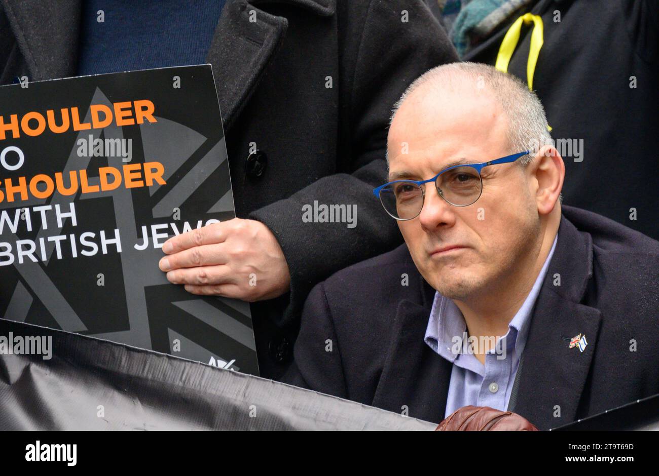 Robert Halfon MP (con: Harlow) vice presidente del Jewish Leadership Council, che partecipa alla marcia contro l'antisemitismo, Londra, 26 novembre 2 Foto Stock