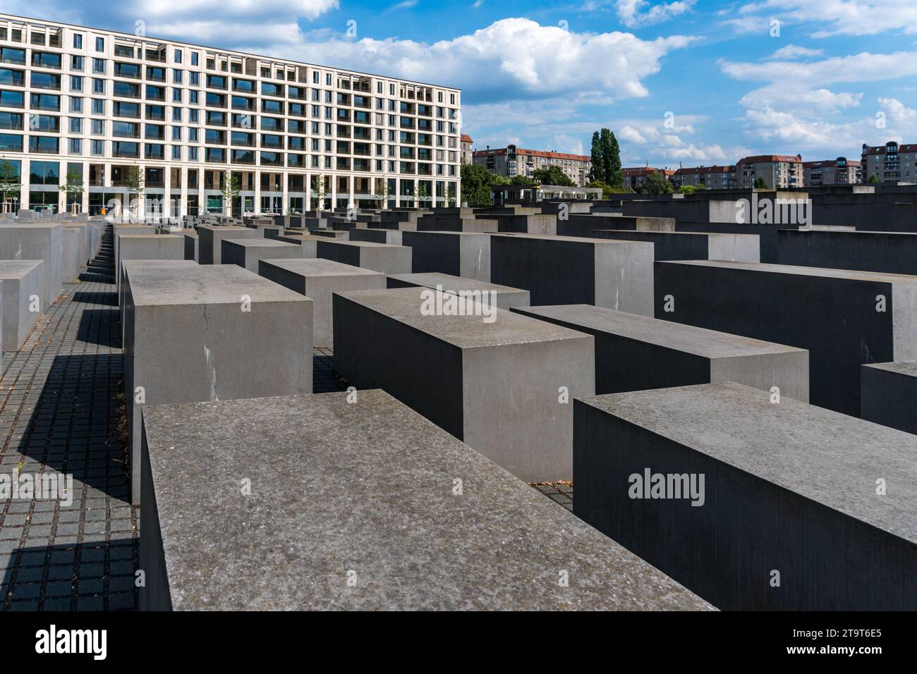 Berlino, Germania - 9 agosto 2022: Visita del Memoriale agli ebrei assassinati d'Europa a Berlino durante una giornata di sole Foto Stock