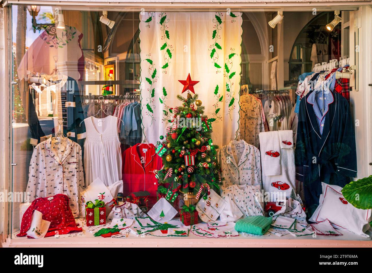 Vetrina per lo shopping decorata per le festività natalizie, Worth Avenue, Palm Beach, Florida Foto Stock