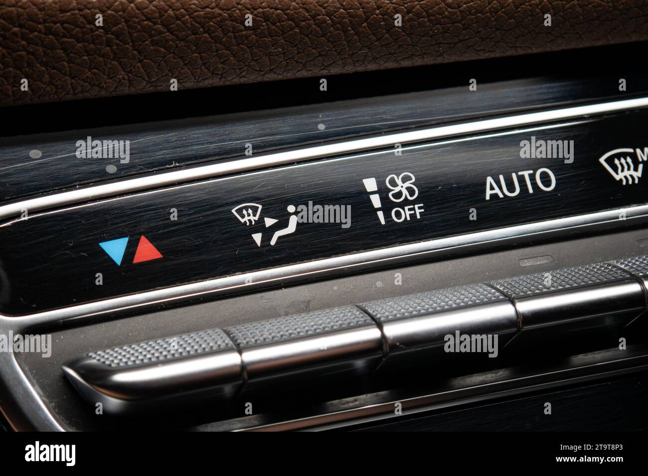 Moderni pannelli di controllo dell'aria condizionata digitali per auto. Primo piano, niente persone Foto Stock