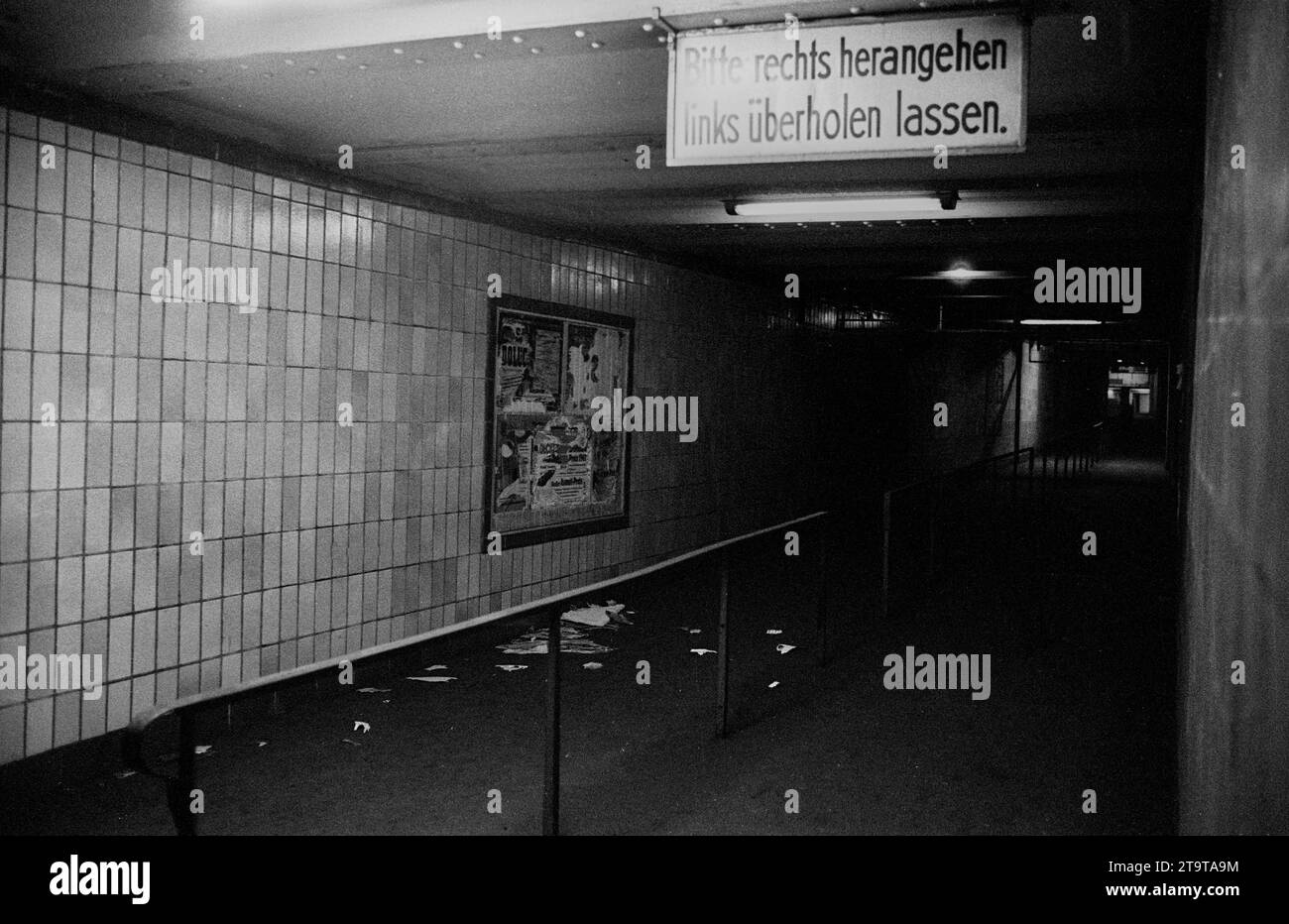 Geisterbahnhöfe DDR, Berlino, 29.5,1990, U-Bahnhof Stadtmitte, heute U 6, Reklame, 28 Jahre gesperrt: Verbindungsgang zwischen den Bahnsteigen der heutigen U6 und der U2, die sich hier kreuzen, Bitte rechts herangehen, links überholen lassen, Â *** Ghost Stations GDR, Berlino, 29 5 1990, U station Stadtmitte, Today U 6, pubblicità, 28 anni chiuso corridoio di collegamento tra le piattaforme di oggi U6 e U2, che attraversano qui, si prega di avvicinarsi a destra, lasciare sorpasso a sinistra, Â Credit: Imago/Alamy Live News Foto Stock