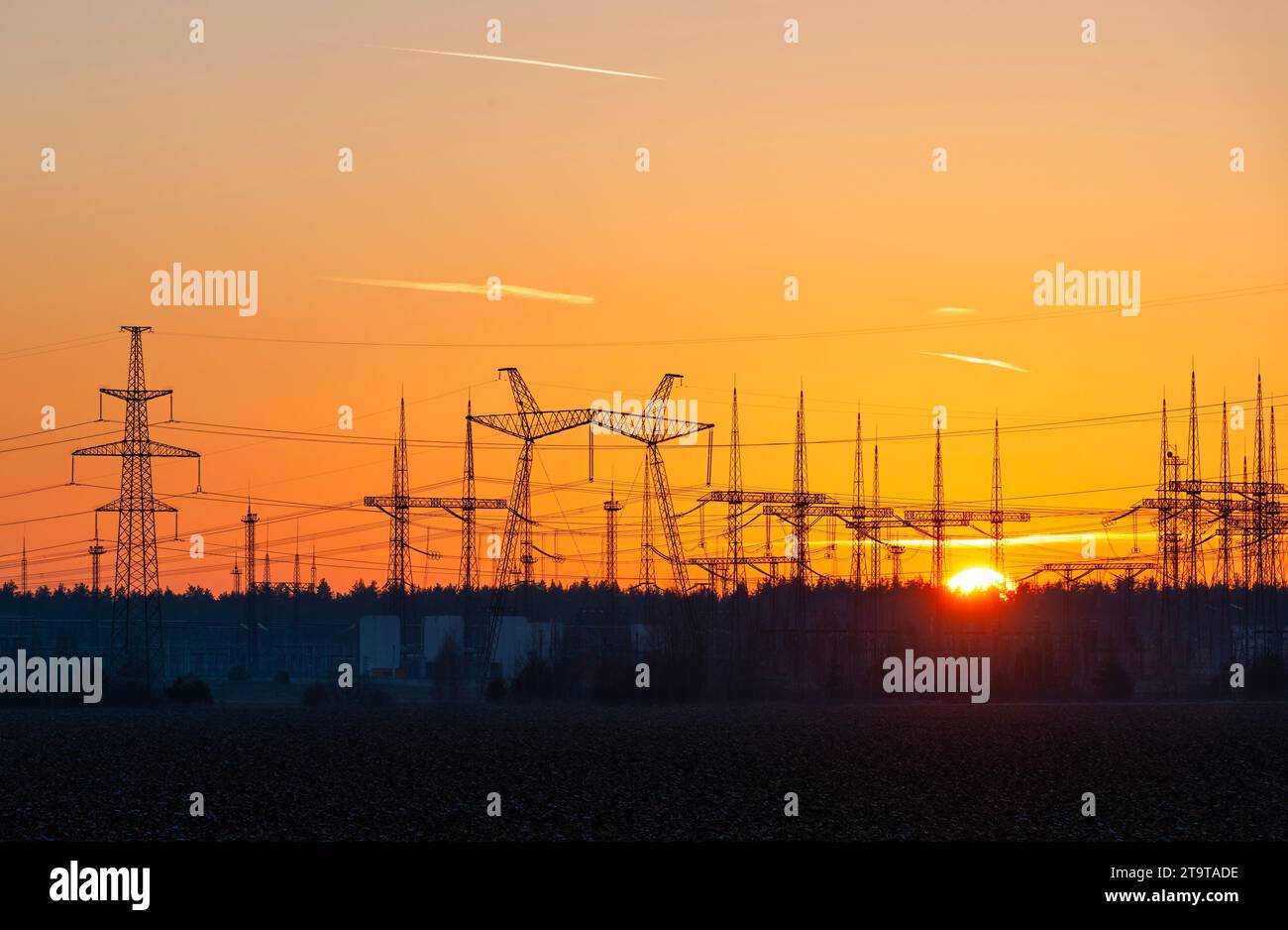 La silhouette della sottostazione elettrica e le linee elettriche si affacciano sullo splendido cielo serale al tramonto Foto Stock