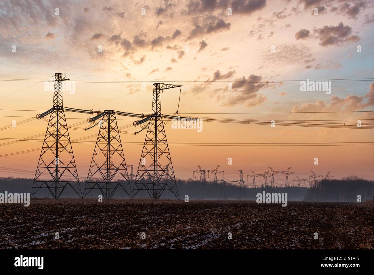 Linee elettriche in Ucraina, un bersaglio per gli attacchi russi alle infrastrutture Foto Stock