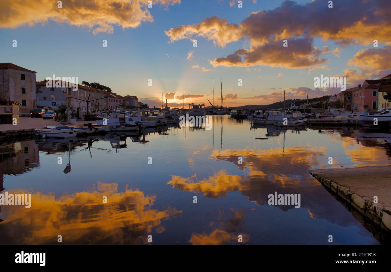 Sali Harbor Sunrise Glow, Croazia Foto Stock