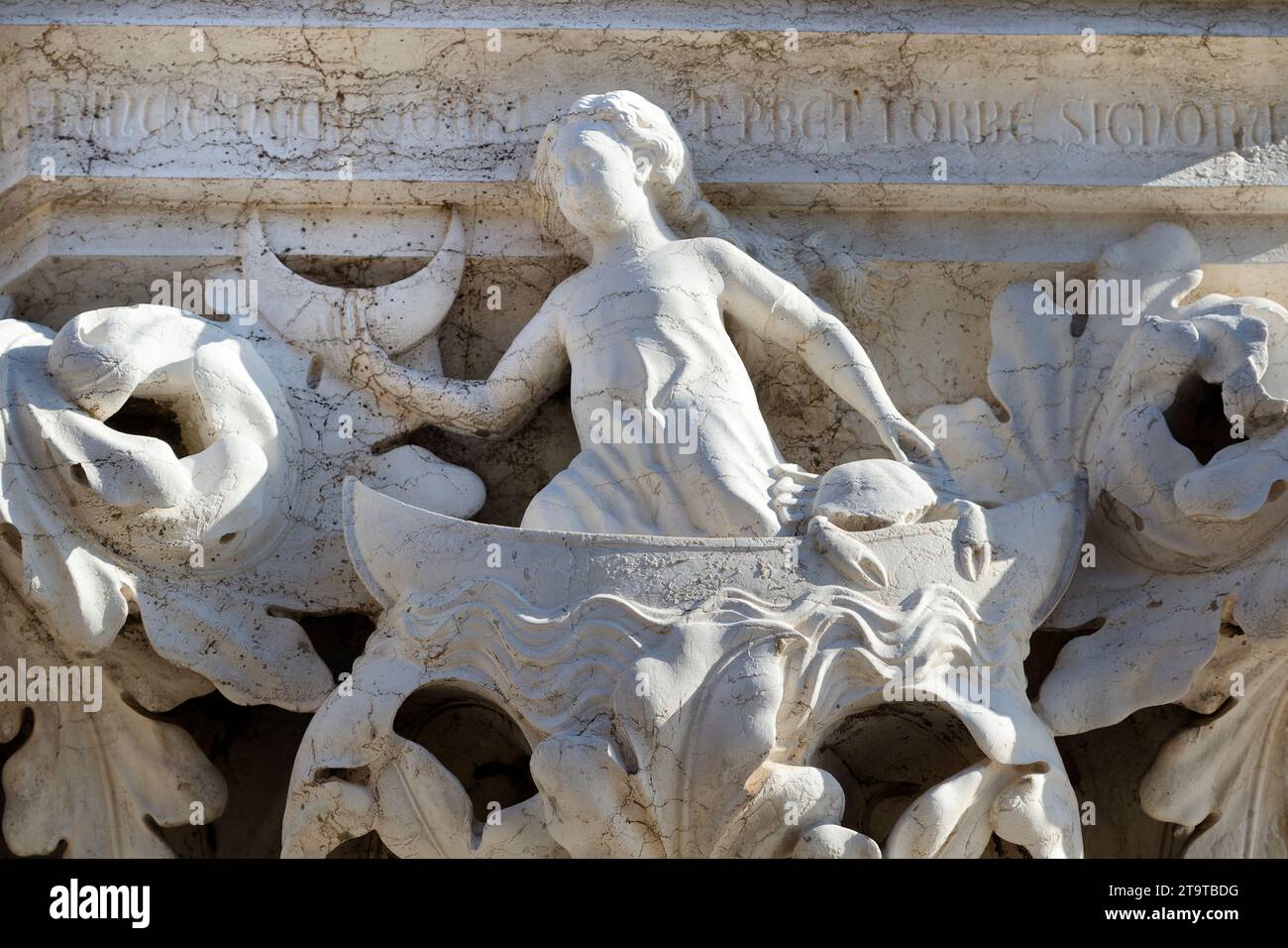 Luna e cancro - pianeti e zodiaco - capitale del pilastro angolare di Palazzo Ducale (Palazzo Ducale, Piazza San Marco) - Venezia Foto Stock