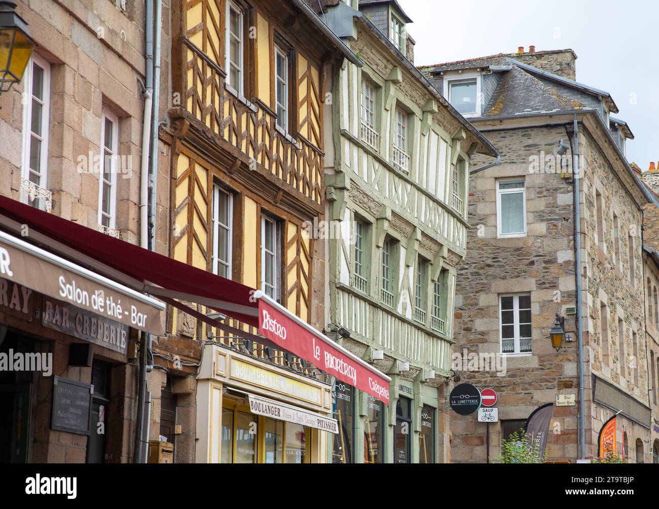 Strada tradizionale in pietra nel centro storico di Tréguier, Francia Foto Stock