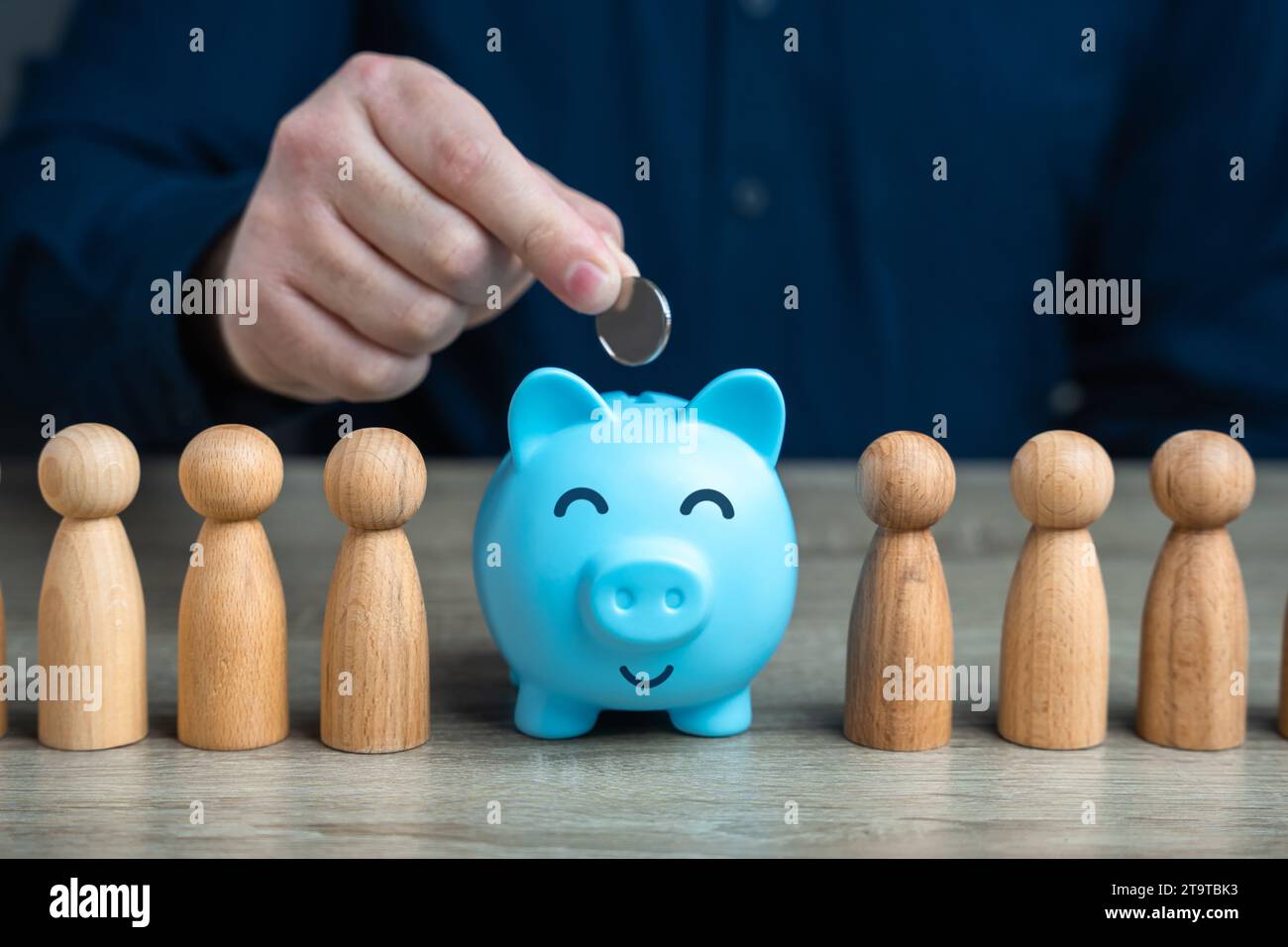 Un uomo mette una moneta in un salvadanaio tra le persone. Borse politiche portafogli e occultamento di fortune finanziarie attraverso terzi. Raccolta di do Foto Stock