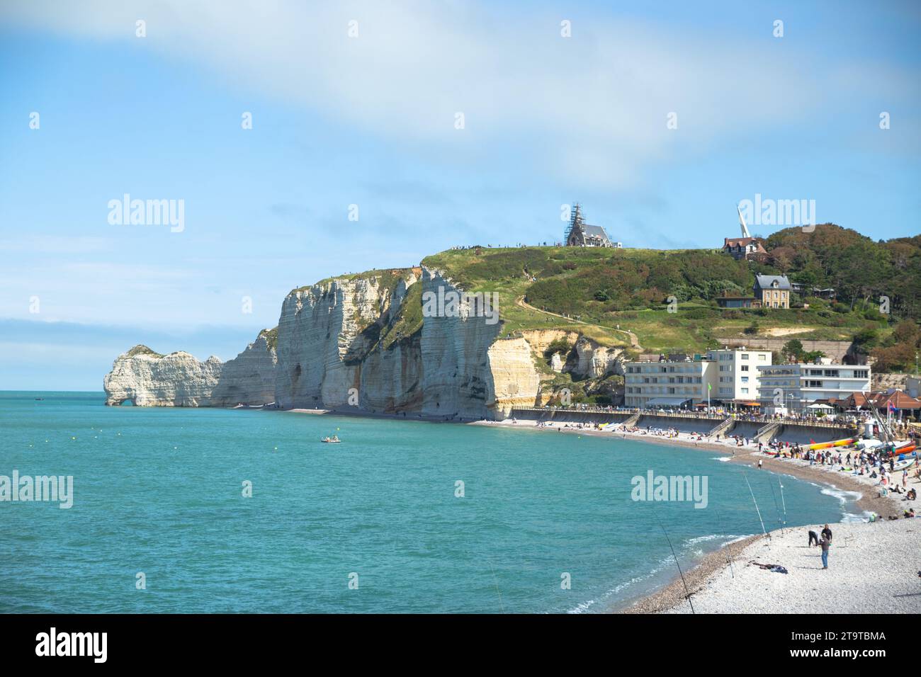 Vista panoramica della scogliera sul mare con il mare blu zaffiro e la città di Étretat Foto Stock