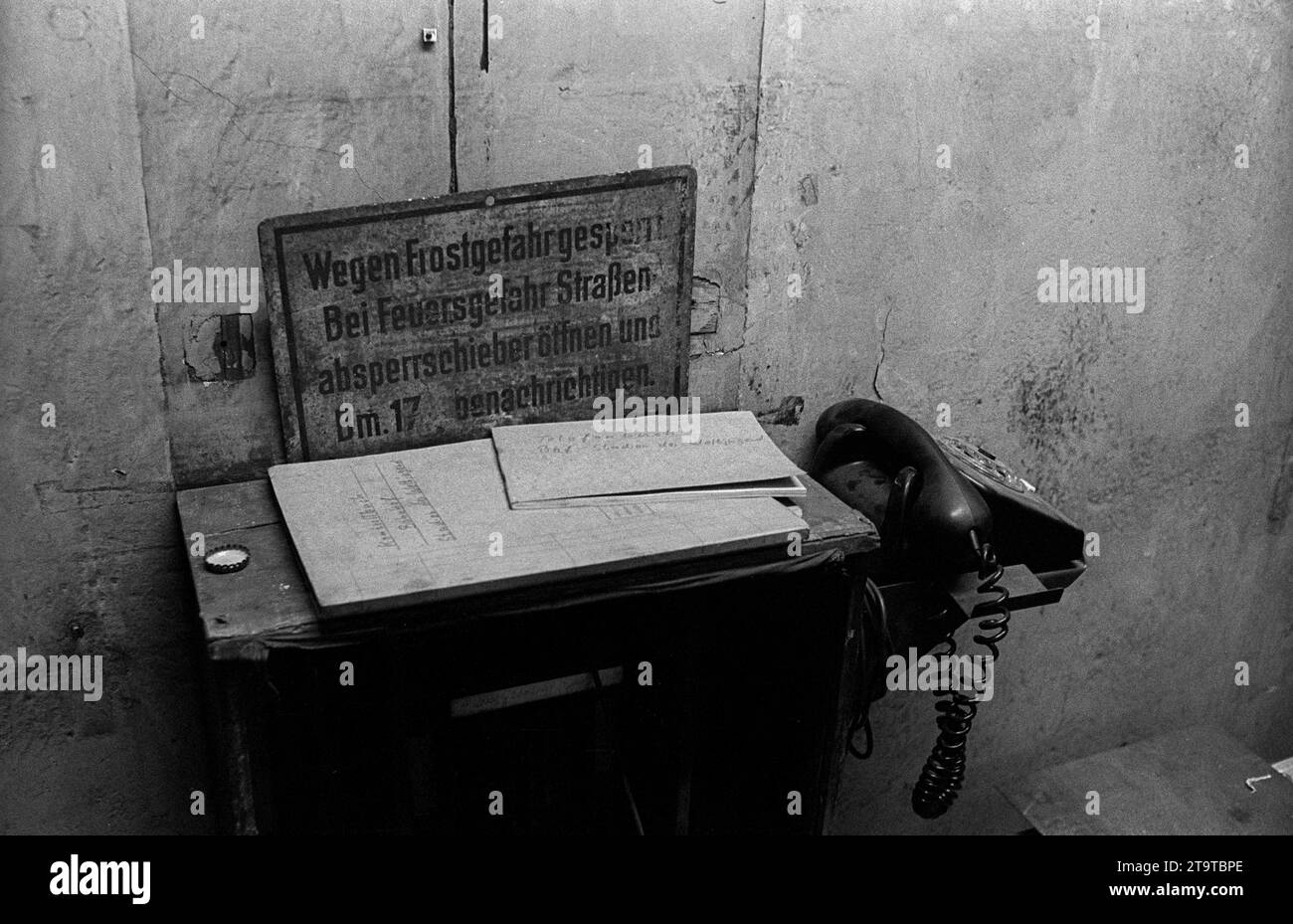 Geisterbahnhof DDR, Berlino, 12.06.1990, U-Bahnhof Stadion der Weltjugend, U6, 28 Jahre Geisterbahnhof, Aufsichtshäuschen mit Telefon und Hinweisschild, Â *** stazione fantasma GDR, Berlino, 12 06 1990, U Stadion der Weltjugend, U6, 28 anni stazione fantasma, casa di guardia con telefono e cartello, Â Credit: Imago/Alamy Live News Foto Stock