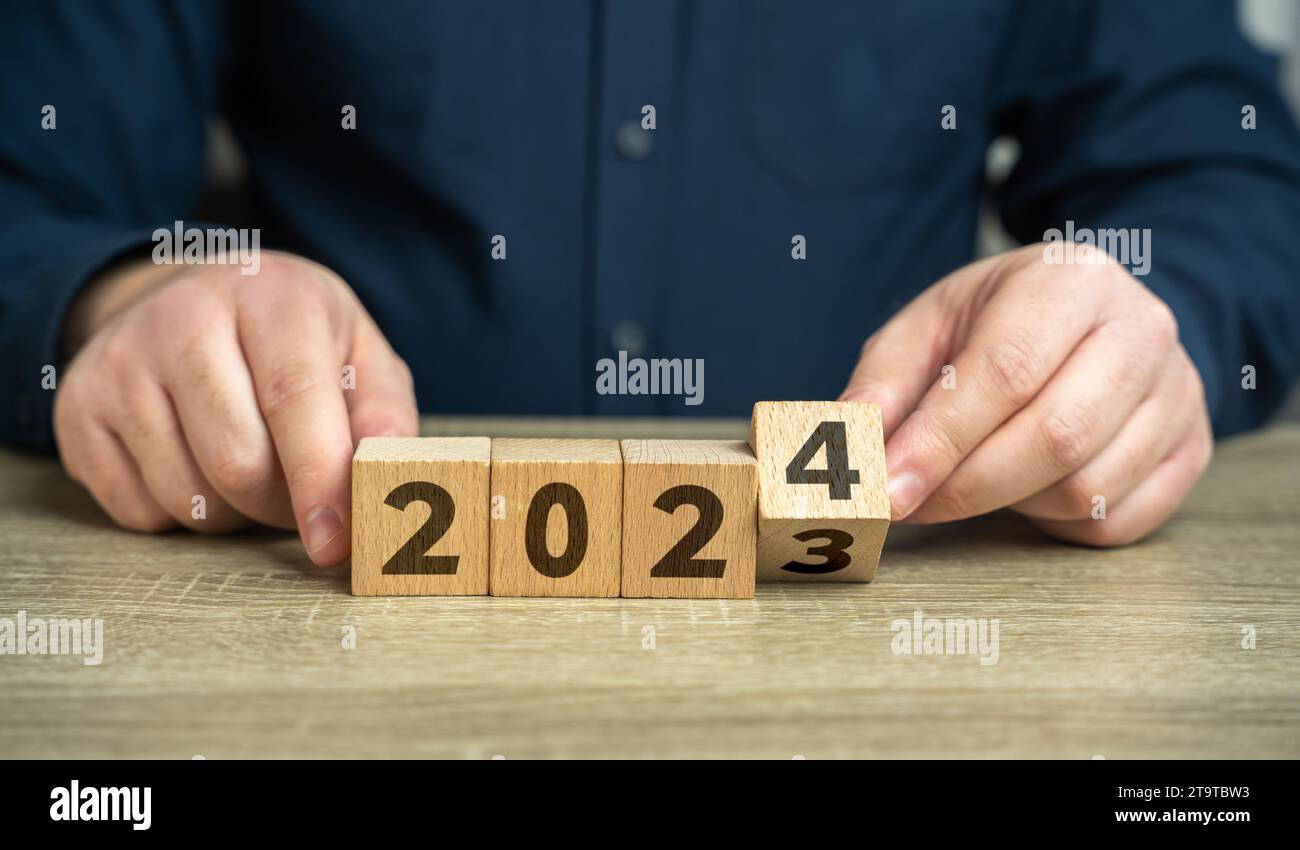 Modifica da 2023 a 2024. Riflettere sui risultati e le esperienze del passato, cercando al contempo di cogliere opportunità. Adottare nuove tendenze, fare previsioni Foto Stock