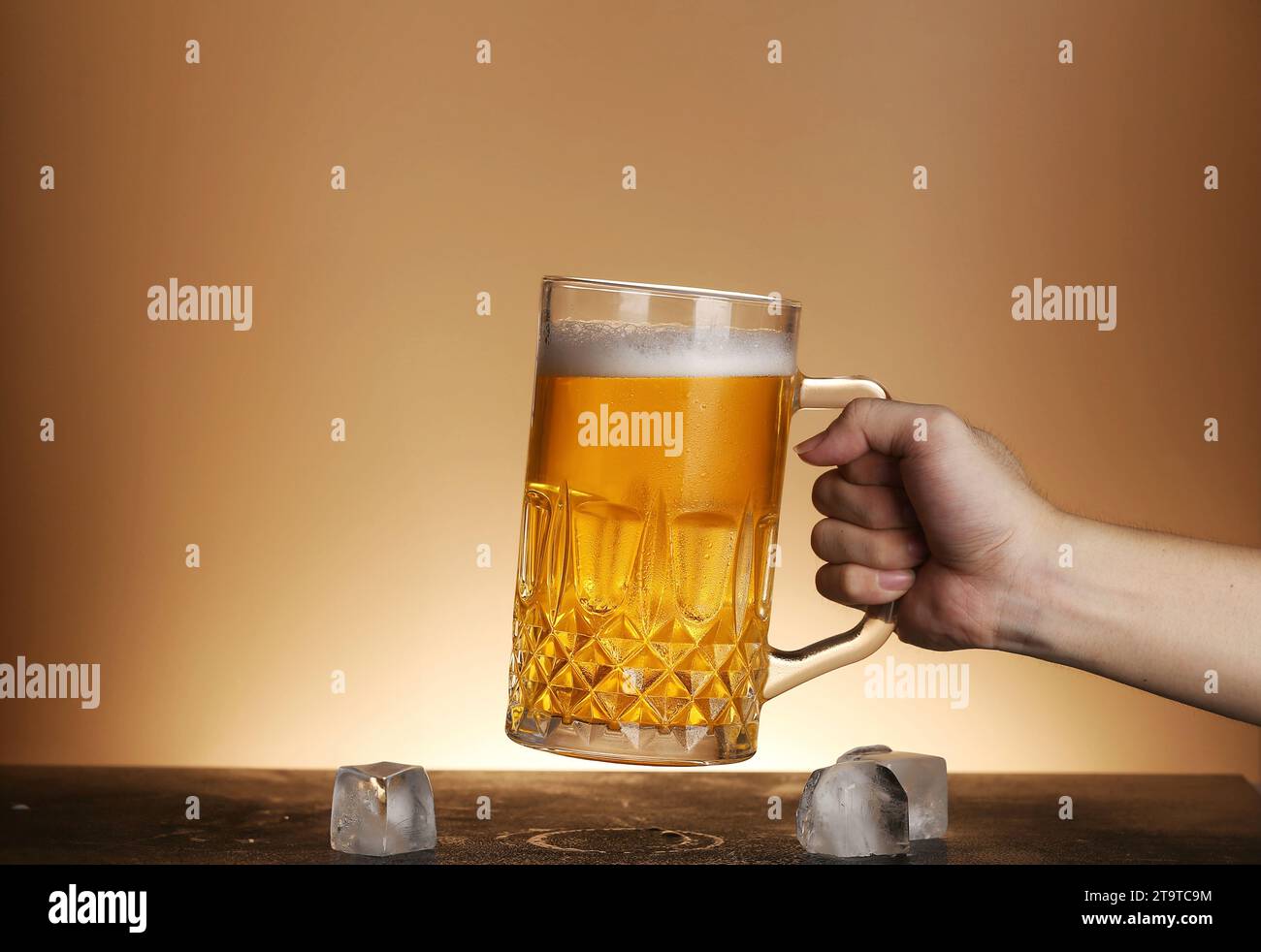immagini di tazze da birra, mani e tazze da birra scattate nello studio, foto ad alta risoluzione Foto Stock