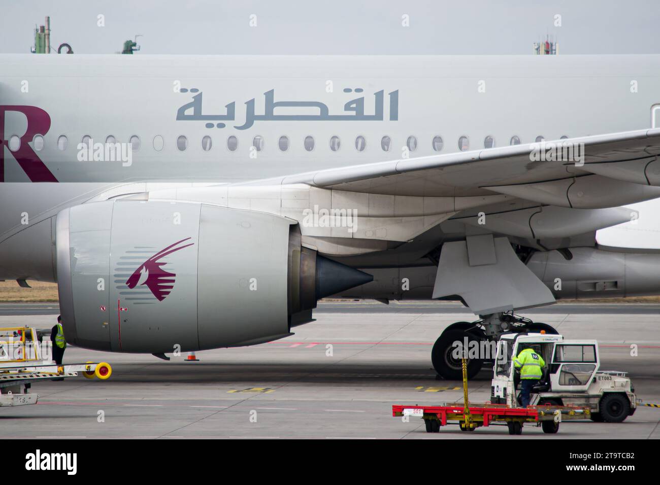 Qatar Airways Airbus A350-900 parcheggiato al gate di Praga. Foto ravvicinata del motore e della fusoliera Foto Stock