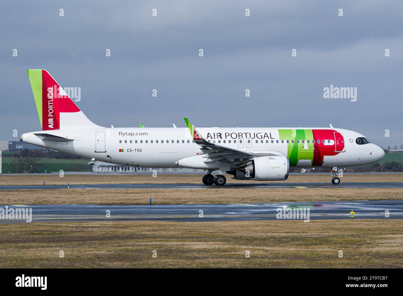 TOCCARE Air Portugal Airbus A320 NEO rullante per il decollo da Praga Foto Stock