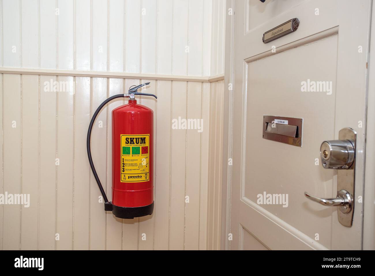 Hanging fire extinguisher immagini e fotografie stock ad alta risoluzione -  Alamy