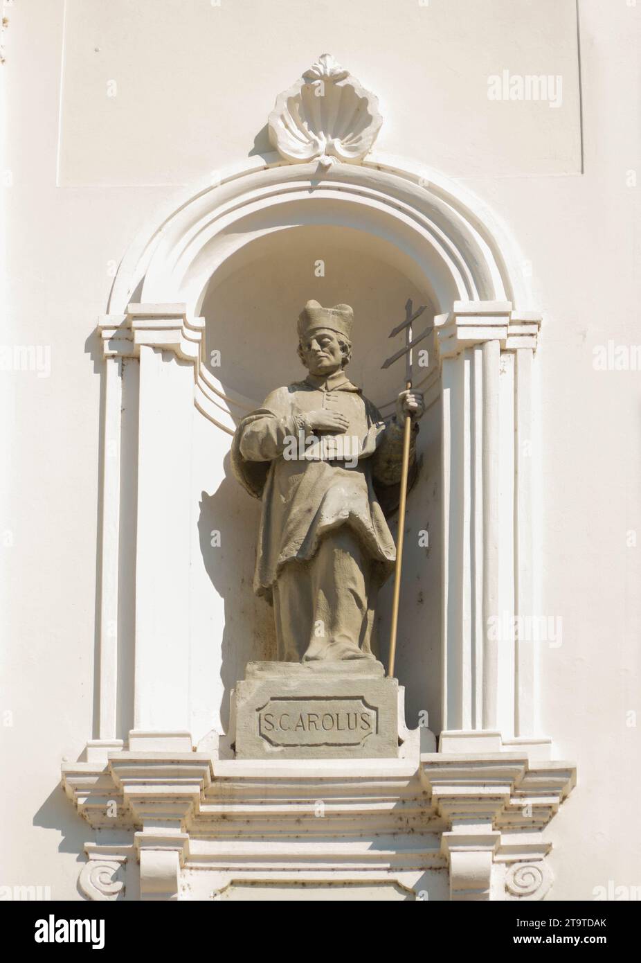 Statua di San Carolus Borromeo (San Carlo), in alto a destra all'ingresso della chiesa di San Martino Sarnico Lombardia Italia. Settembre 2023 Foto Stock