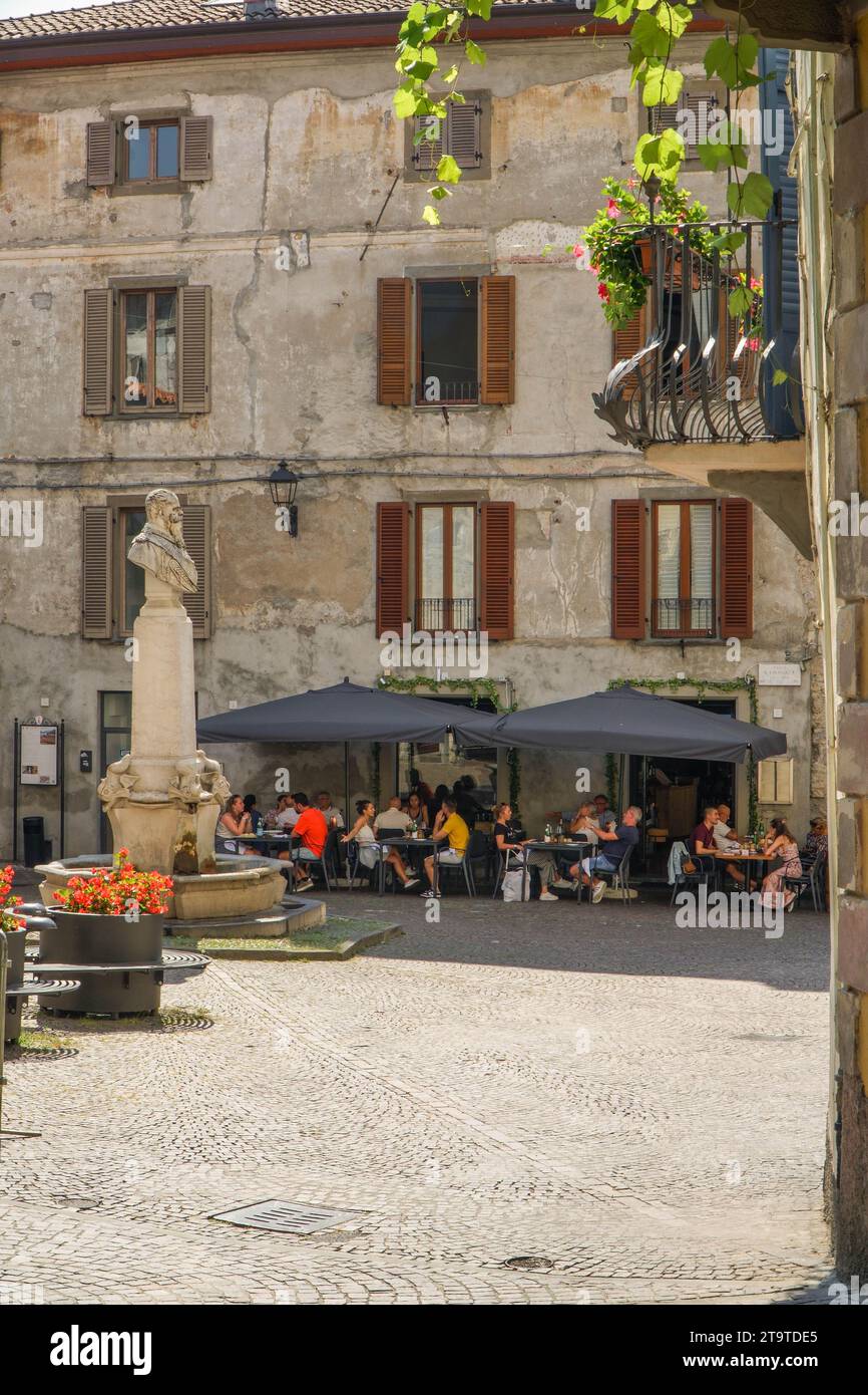 Cena in Piazza Vittorio Emanuele, Lovere Lombardia. Settembre 2023. Foto Stock