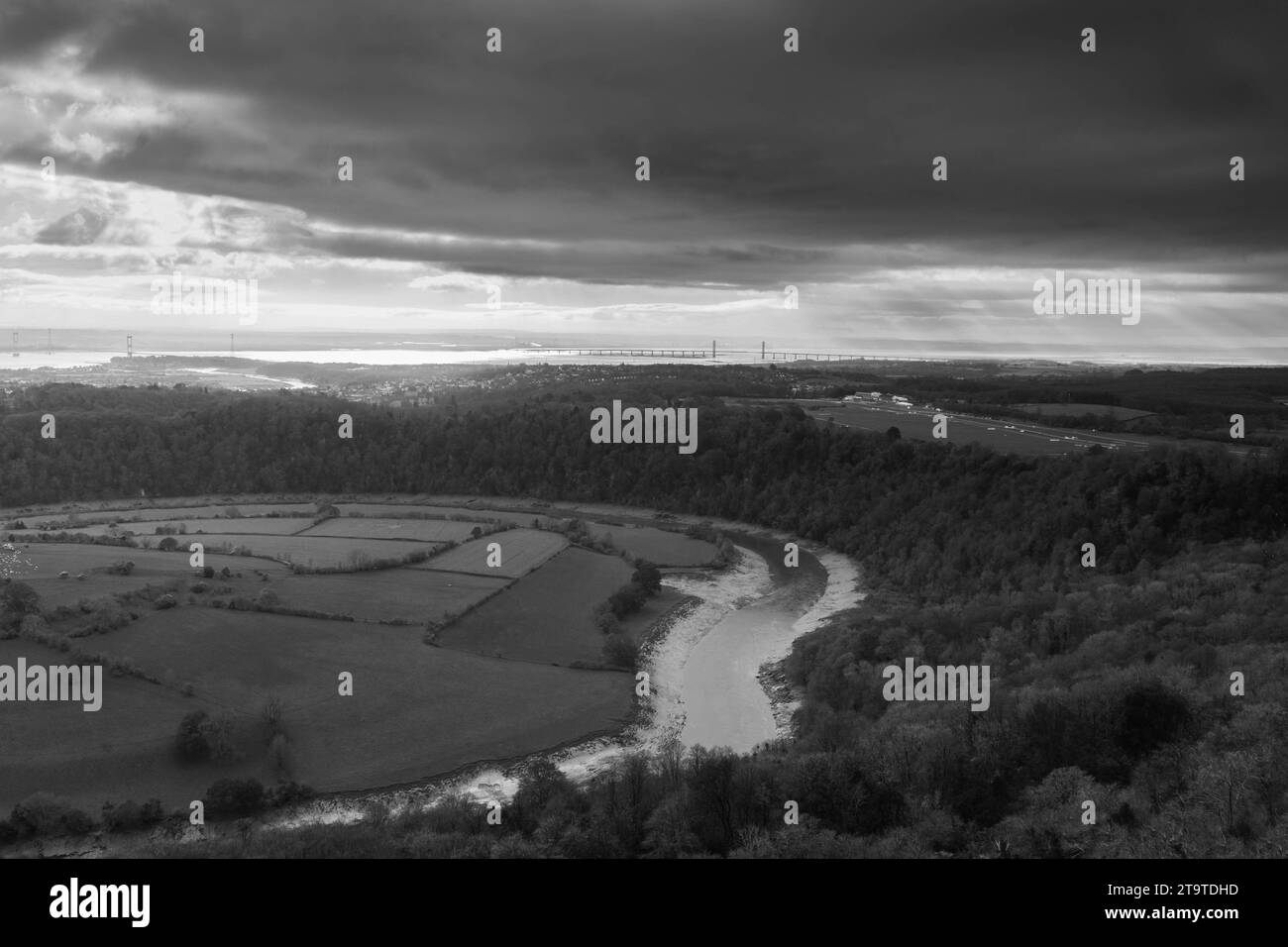 Vista dall'Eagles Nest attraverso il fiume Wye e l'estuario del Severn verso entrambi i attraversamenti del ponte di Severn. Chepstow Monmouthshire Galles Regno Unito. Novembre 2023 Foto Stock