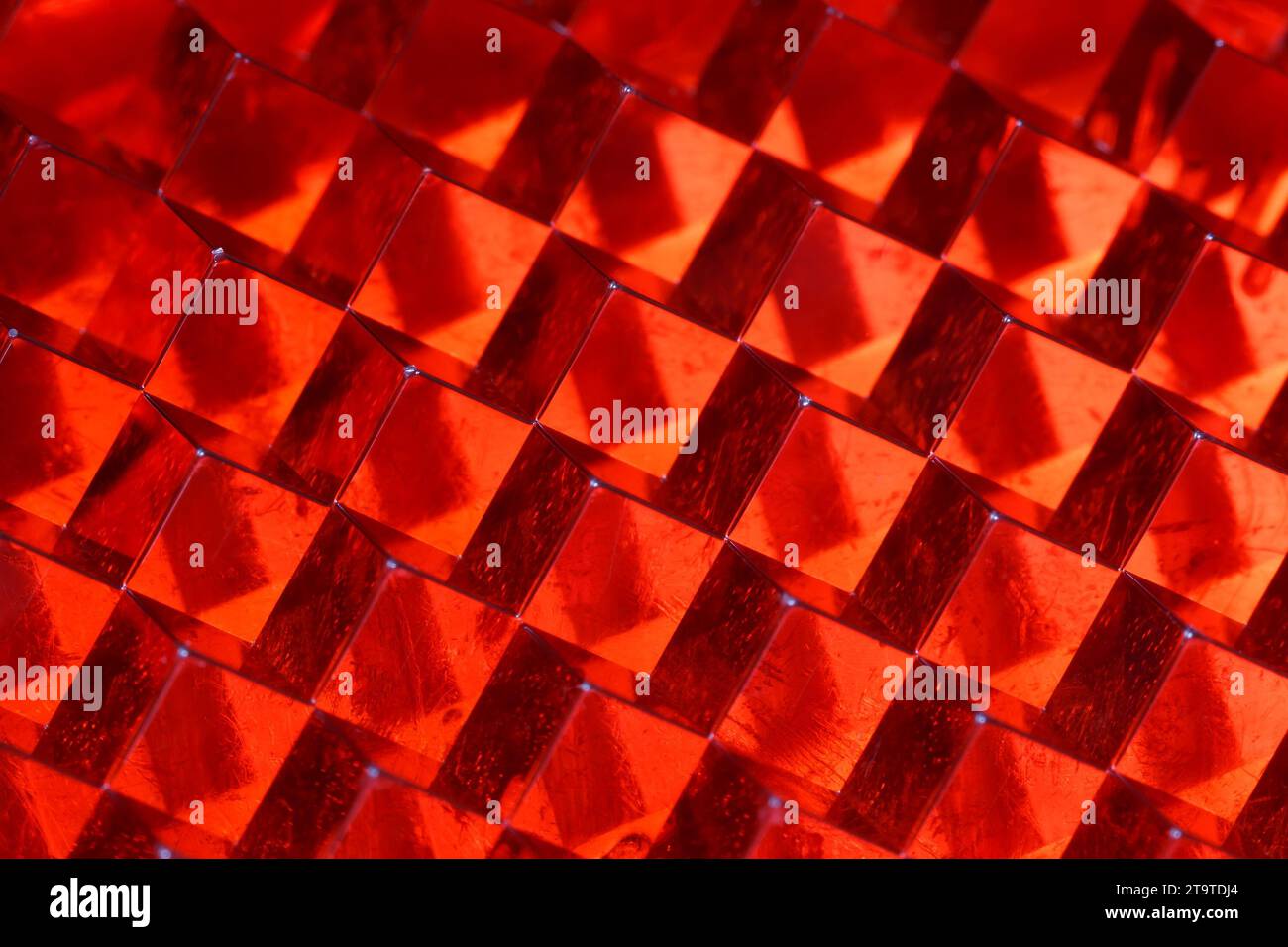 Fotografia macro di un riflettore rosso per bicicletta. Foto Stock