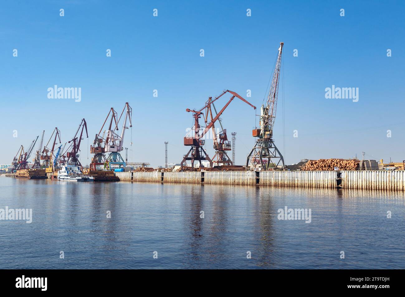 Gru portuali nel porto fluviale sul molo. Foto Stock