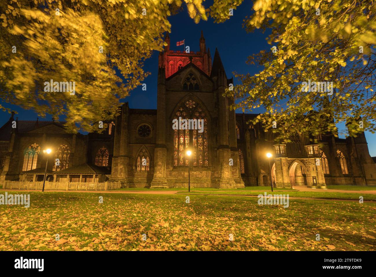 Aspetto settentrionale della cattedrale di Hereford illuminata quando la notte inizia a cadere Herefordshire Inghilterra Regno Unito. Novembre 2023 Foto Stock