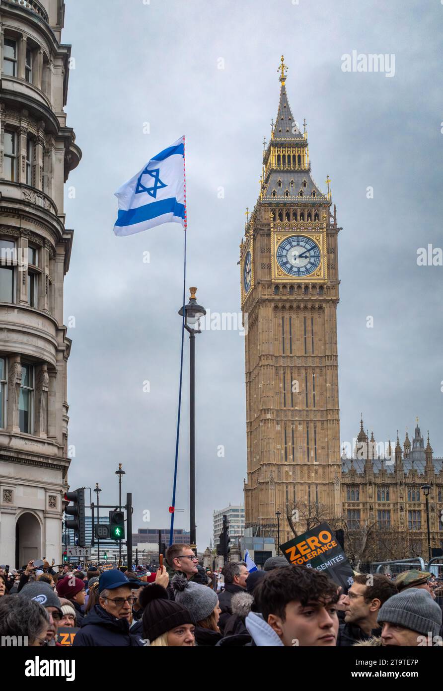 Londra, Regno Unito. 26 novembre 2023: I manifestanti pro-israeliani portano una bandiera israeliana davanti al Big Ben alla "marcia contro l'antisemitismo" a sostegno degli ostaggi presi da Foto Stock