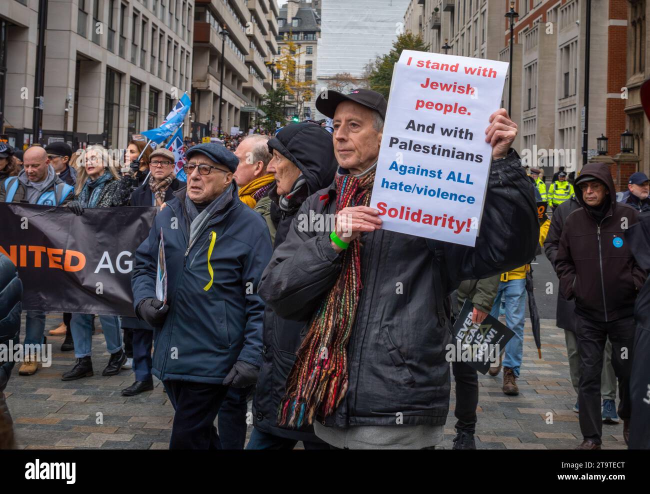 Londra, Regno Unito. 26 novembre 2023: Peter Tatchell, attivista per i diritti umani e LGBTQ+, tiene un cartello alla "marcia contro l'antisemitismo" a sostegno degli ostaggi Foto Stock