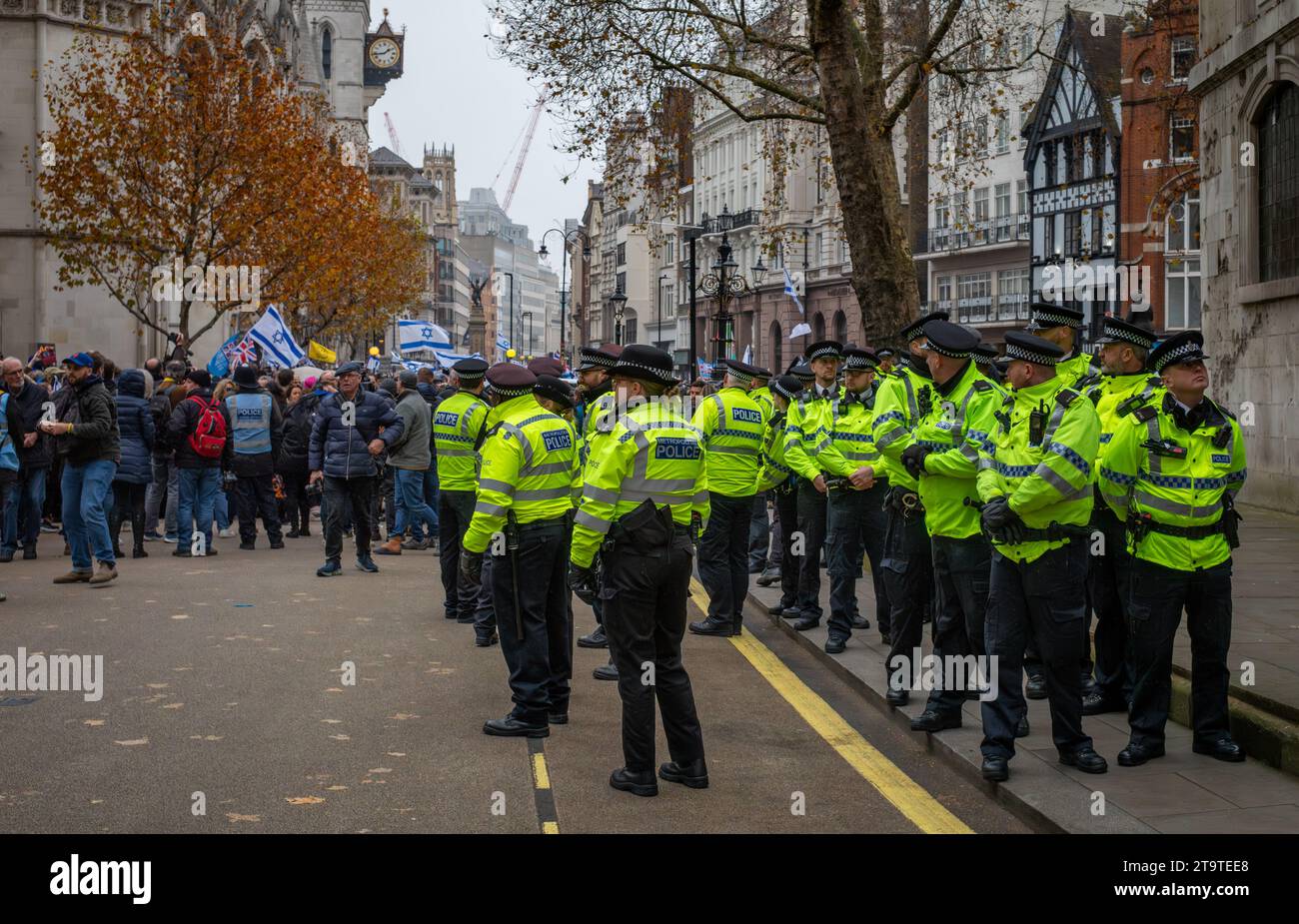 Londra, Regno Unito. 26 novembre 2023: Agenti della polizia metropolitana di fronte ai manifestanti filo-israeliani alla "marcia contro l'antisemitismo" a sostegno degli ostaggi Foto Stock