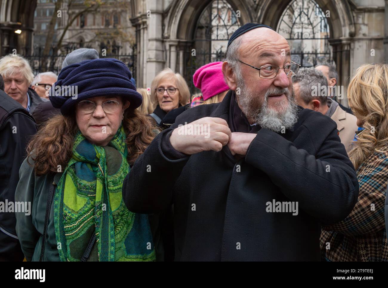 Londra, Regno Unito. 26 novembre 2023: Il rabbino capo Ephraim Mirvis e sua moglie Valerie alla manifestazione pro-israeliana "marcia contro l'antisemitismo" a sostegno di h Foto Stock