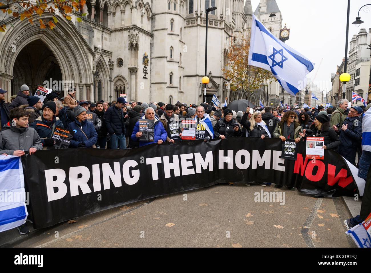 Persone che si riuniscono per una marcia per protestare contro l'aumento degli incidenti antisemitisti dall'inizio del recente conflitto israelo-palestinese. Lo chiedono Foto Stock