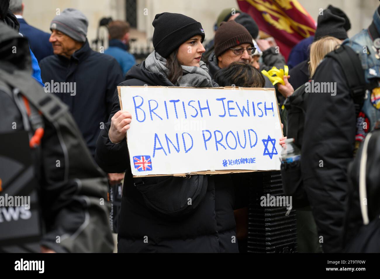 Persone che si riuniscono per una marcia per protestare contro l'aumento degli incidenti antisemitisti dall'inizio del recente conflitto israelo-palestinese. Lo chiedono Foto Stock