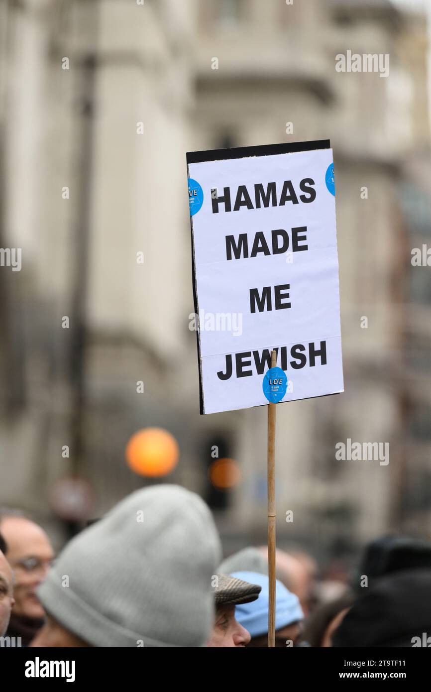 Persone che si riuniscono per una marcia per protestare contro l'aumento degli incidenti antisemitisti dall'inizio del recente conflitto israelo-palestinese. Lo chiedono Foto Stock