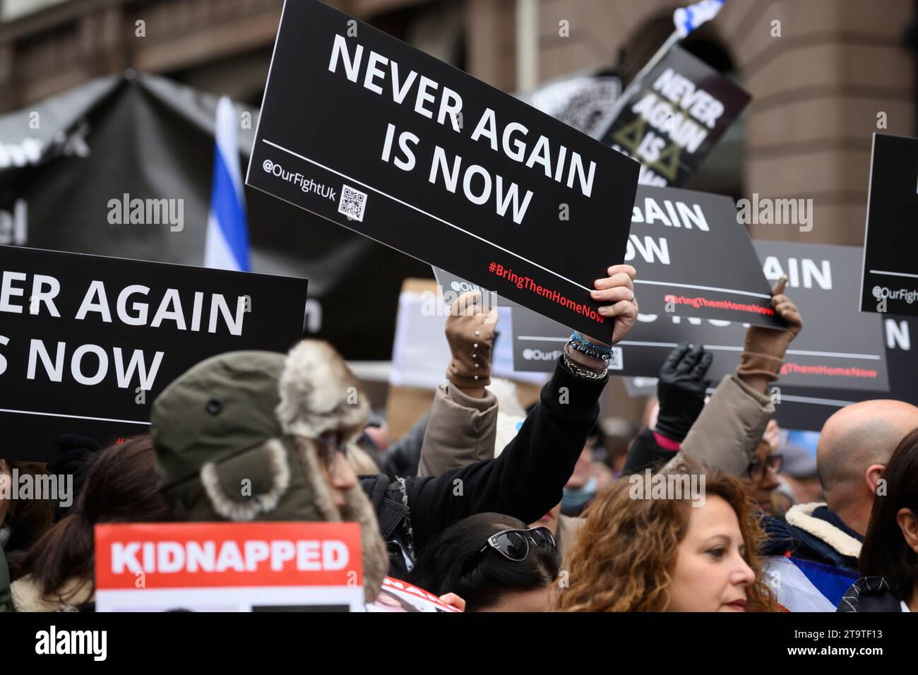 Persone che si riuniscono per una marcia per protestare contro l'aumento degli incidenti antisemitisti dall'inizio del recente conflitto israelo-palestinese. Lo chiedono Foto Stock