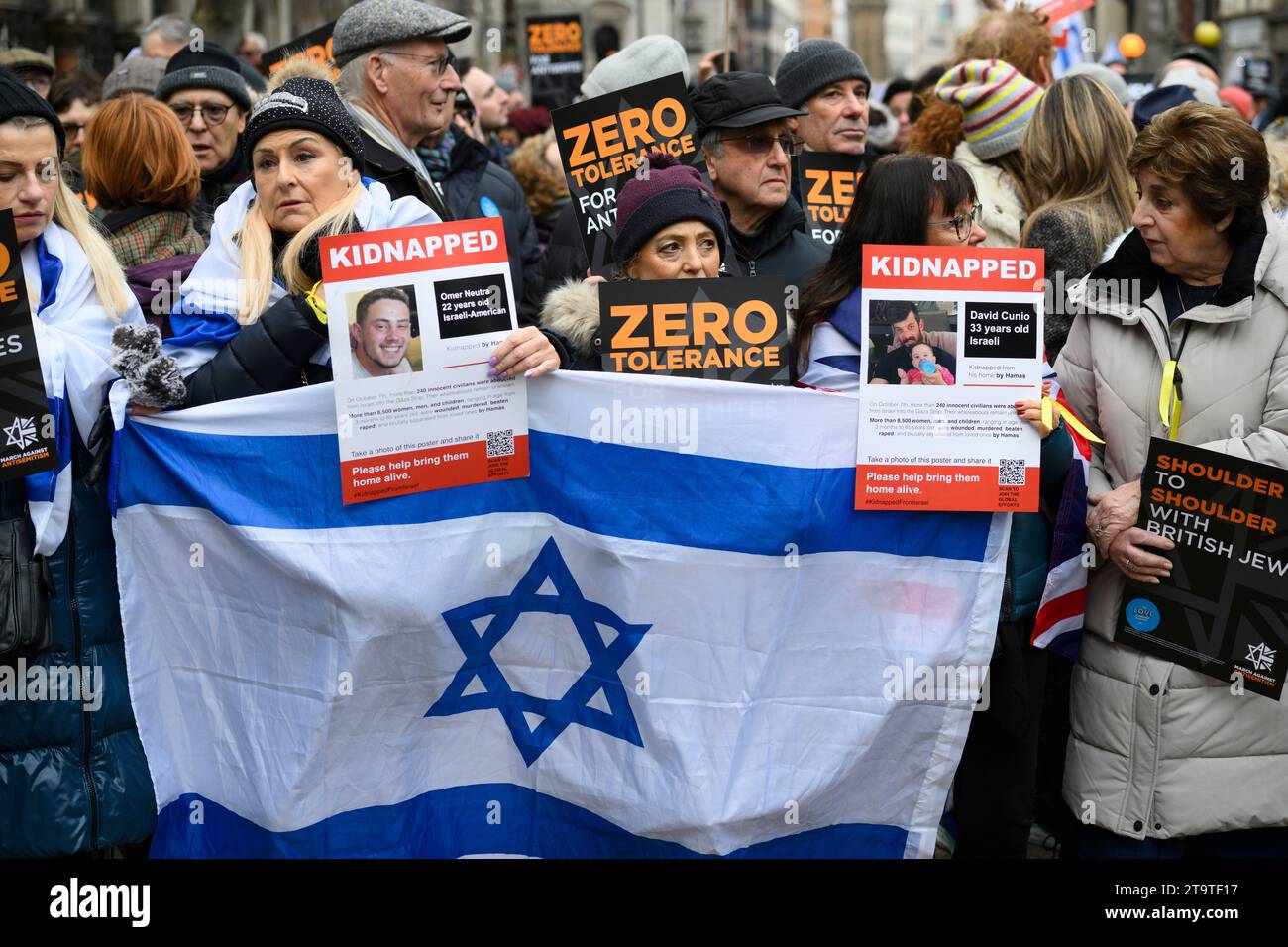 Persone che si riuniscono per una marcia per protestare contro l'aumento degli incidenti antisemitisti dall'inizio del recente conflitto israelo-palestinese. Lo chiedono Foto Stock