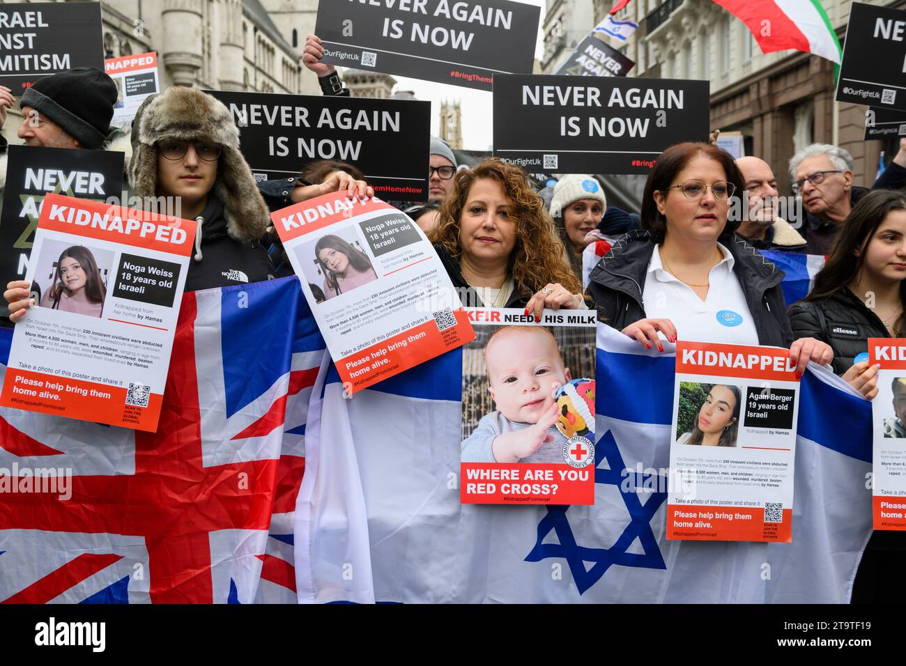 Persone che si riuniscono per una marcia per protestare contro l'aumento degli incidenti antisemitisti dall'inizio del recente conflitto israelo-palestinese. Lo chiedono Foto Stock
