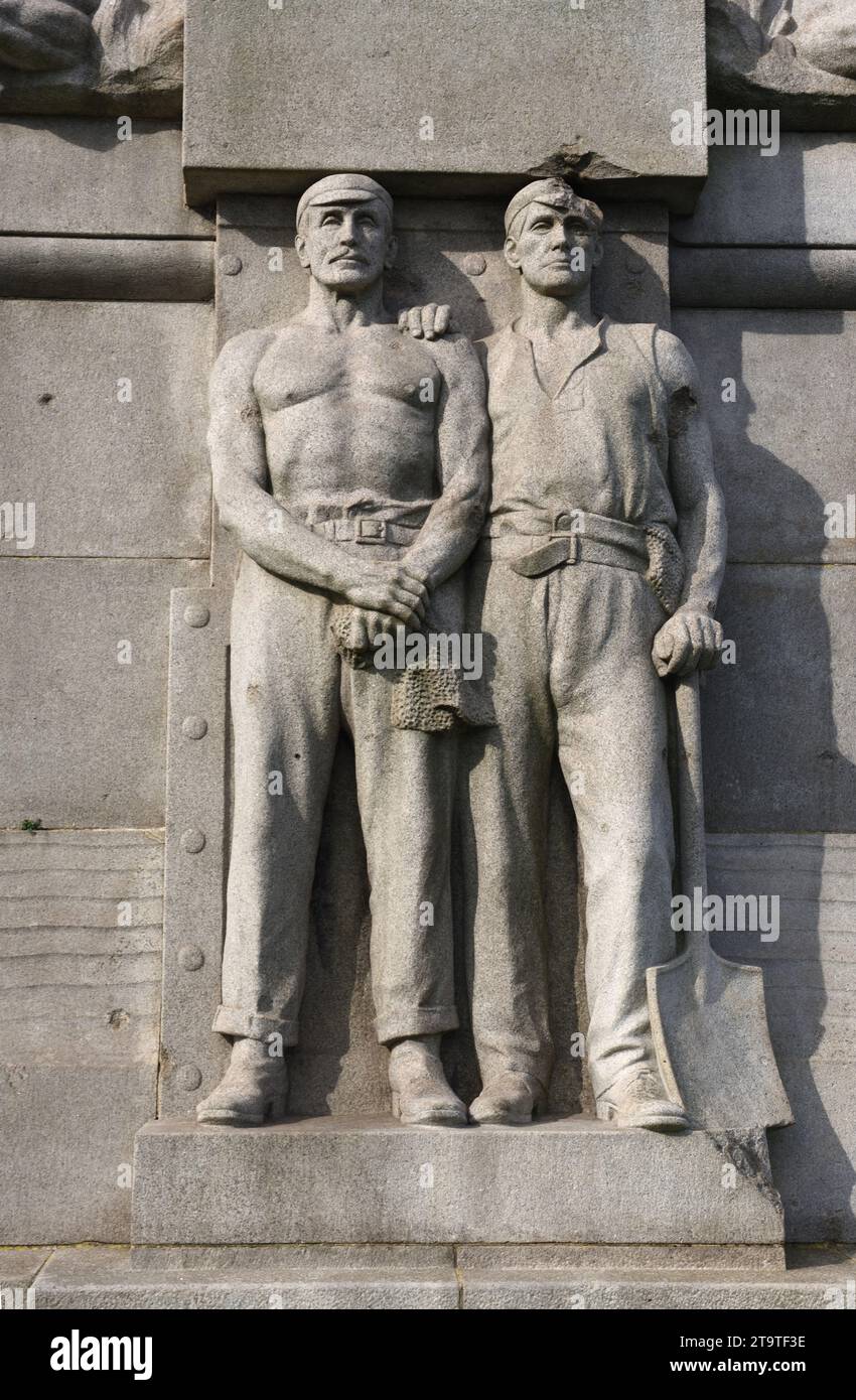 Sculture di operai manuali, Stokers & Engineers o Working Class Heroes, sul Titanic Monument o sul Memorial (1916) Pier Head Liverpool Foto Stock